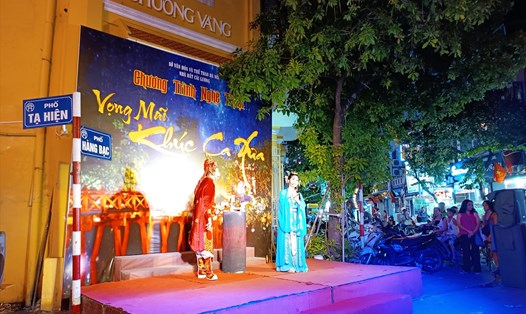 Hoạt động du lịch đêm tại phố cổ Hà Nội chưa phong phú về nội dung để thu hút và giữ chân du khách. Ảnh: Thu Giang