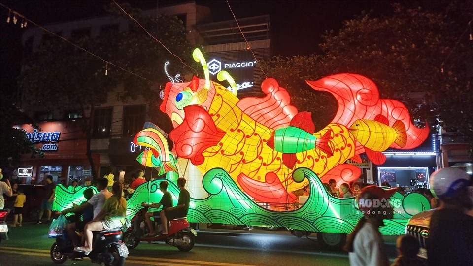 Những chiếc đèn trung thu khổng lồ, rực rỡ sắc màu hoà lẫn dòng người giữa phố phường báo hiệu cho một mùa lễ hội thành Tuyên sắp đến. Ảnh: Nguyễn Tùng.