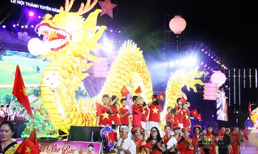 Một mùa Lễ hội lại về với những mô hình đèn Trung thu khổng lồ, riêng có và rực rỡ sắc màu trên khắp Tuyên Quang. Ảnh: Nguyễn Tùng.