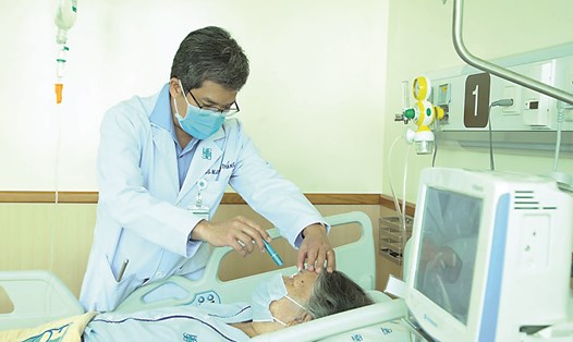 Bác sĩ khám cho bệnh nhân. Ảnh: Bệnh viện Đại học Y Dược TP Hồ Chí Minh