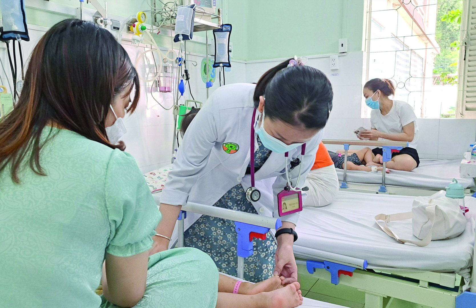 Nhiều trẻ nhập viện trong tình trạng bệnh tay chân miệng diễn biến nặng. Ảnh: Hạ Mây