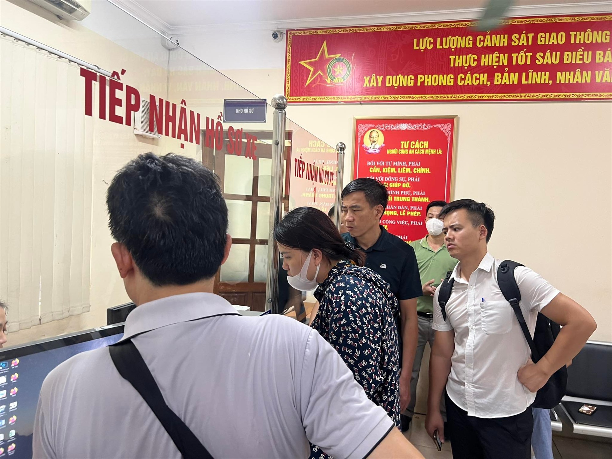 Người dân Hà Nội tới đăng ký biển số xe sáng 15.8. Ảnh: Quang Việt
