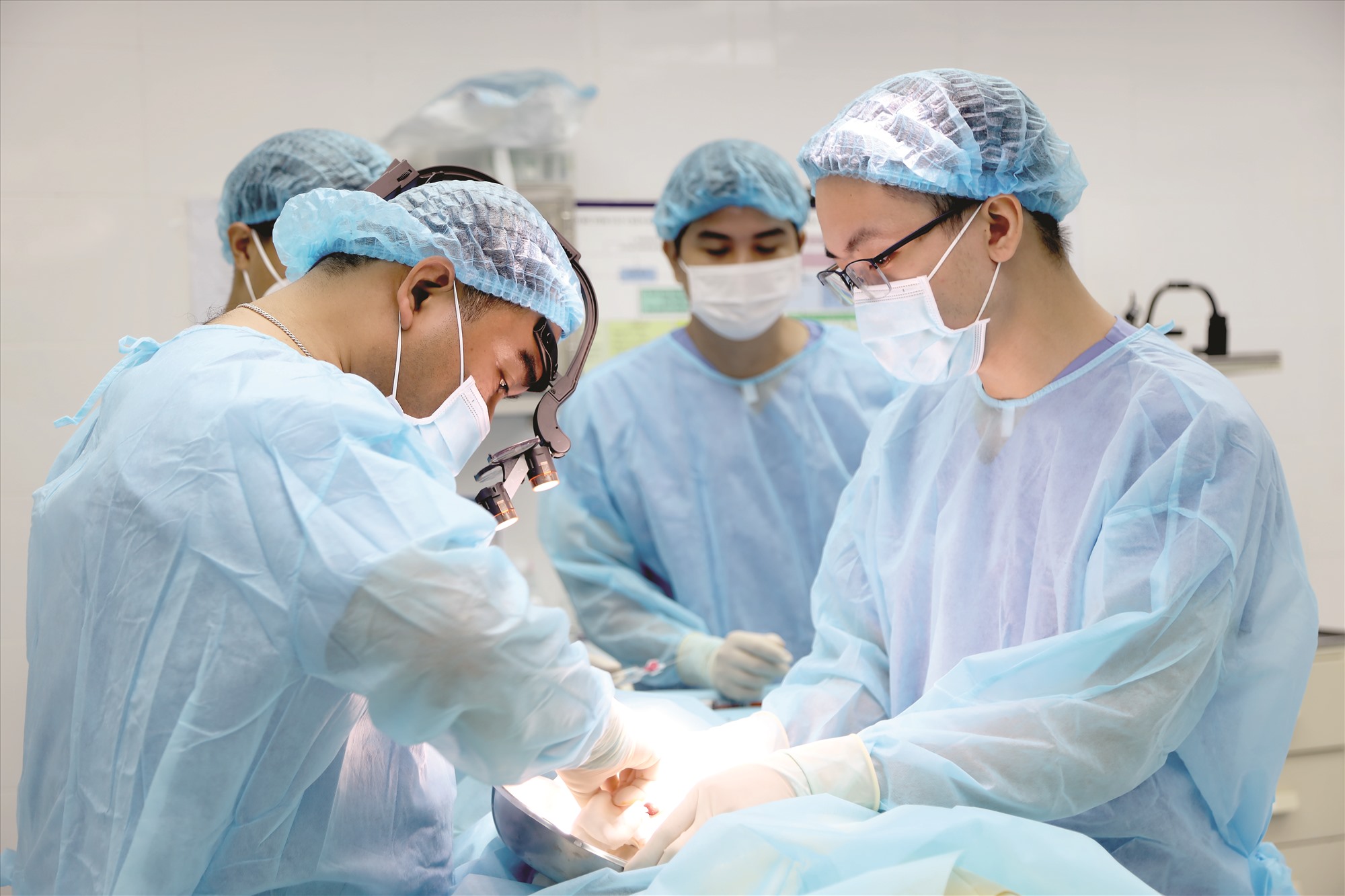 Ekip bác sĩ phẫu thuật cho bệnh nhân. Ảnh: Bệnh viện Da liễu TP Hồ Chí Minh