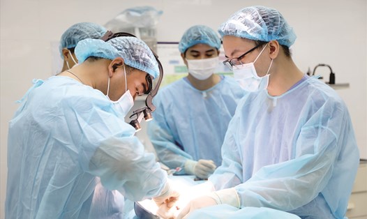 Ekip bác sĩ phẫu thuật cho bệnh nhân. Ảnh: Bệnh viện Da liễu TP Hồ Chí Minh