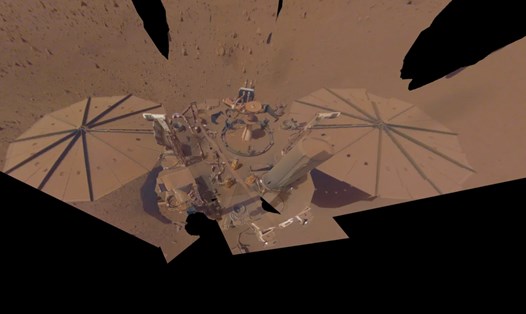 Các tấm pin mặt trời đầy bụi của Insight trên sao Hỏa, ngày 24.4.2022. Ảnh: NASA