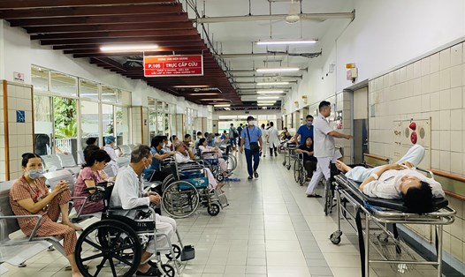 Người bệnh đi khám chữa bệnh tại Bệnh viện Bạch Mai. Ảnh: Thùy Linh