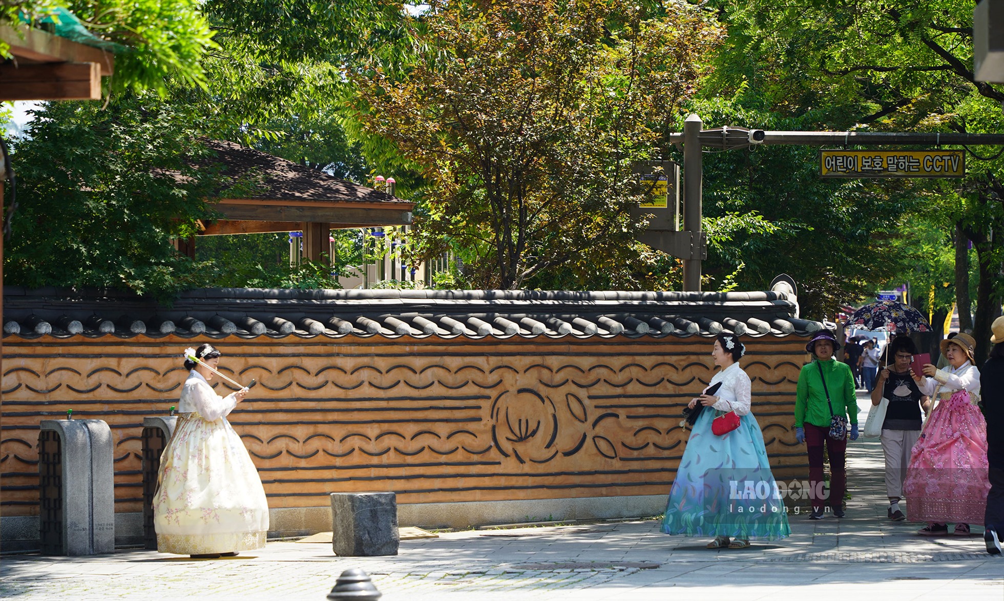Khu làng cổ Hanok lớn nhất Hàn Quốc nằm ở thành phố Jeonju, tỉnh Jeollanam-do. Đây là một trong những điểm đến mới mẻ với khách du lịch Việt Nam. Ảnh: Ý Yên