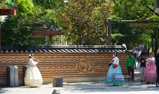 Khu làng cổ Hanok lớn nhất Hàn Quốc nằm ở thành phố Jeonju, tỉnh Jeollanam-do. Đây là một trong những điểm đến mới mẻ với khách du lịch Việt Nam. Ảnh: Ý Yên