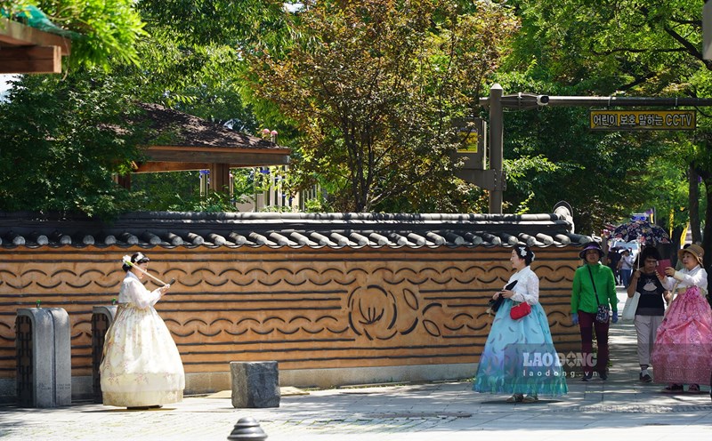 Khu làng cổ Hanok lớn nhất Hàn Quốc nằm ở thành phố Jeonju, tỉnh Jeollanam-do. Đây là một trong những điểm đến mới mẻ với khách du lịch Việt Nam. Ảnh: Ý Yên