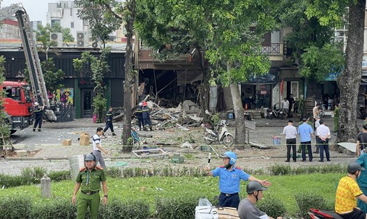 Hiện trường vụ nổ lớn xảy ra tại đường Yên Phụ (Ba Đình, Hà Nội). Ảnh: Khánh Linh. 