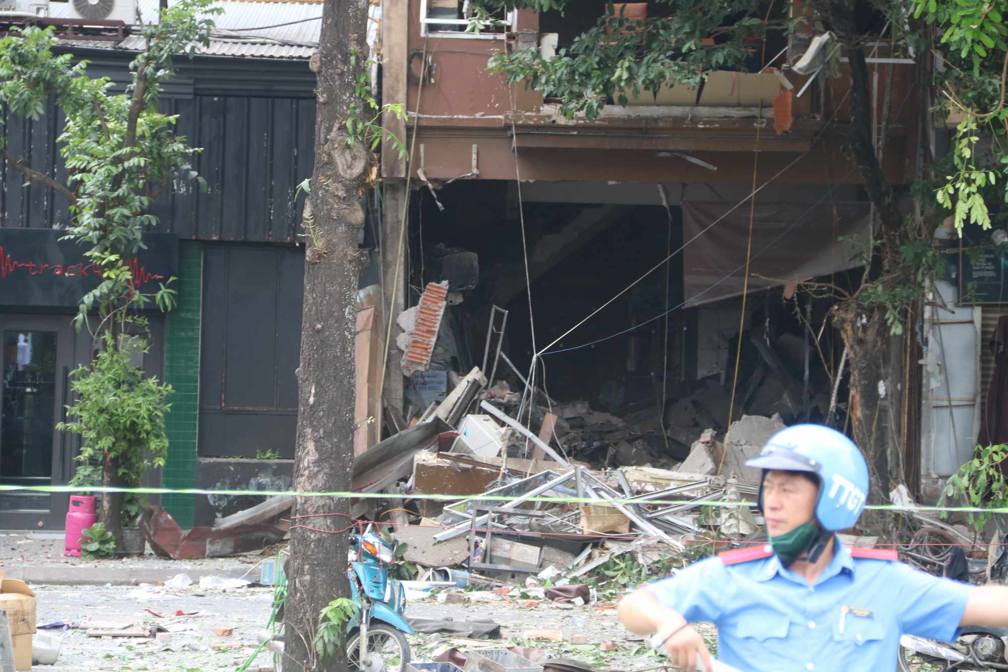 Vụ nổ khiến tầng 1 ngôi nhà hư hỏng nặng. Ảnh: Khánh Linh. 