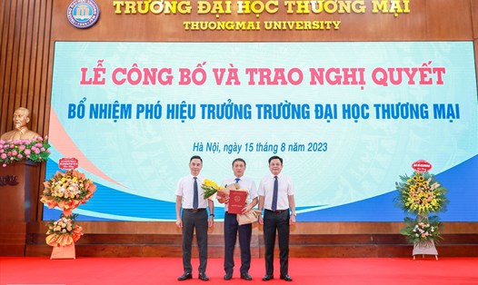 PGS.TS Nguyễn Đức Nhuận nhận quyết định bổ nhiệm chức danh Phó Hiệu trưởng Trường Đại học Thương mại. Ảnh: Nhà trường
