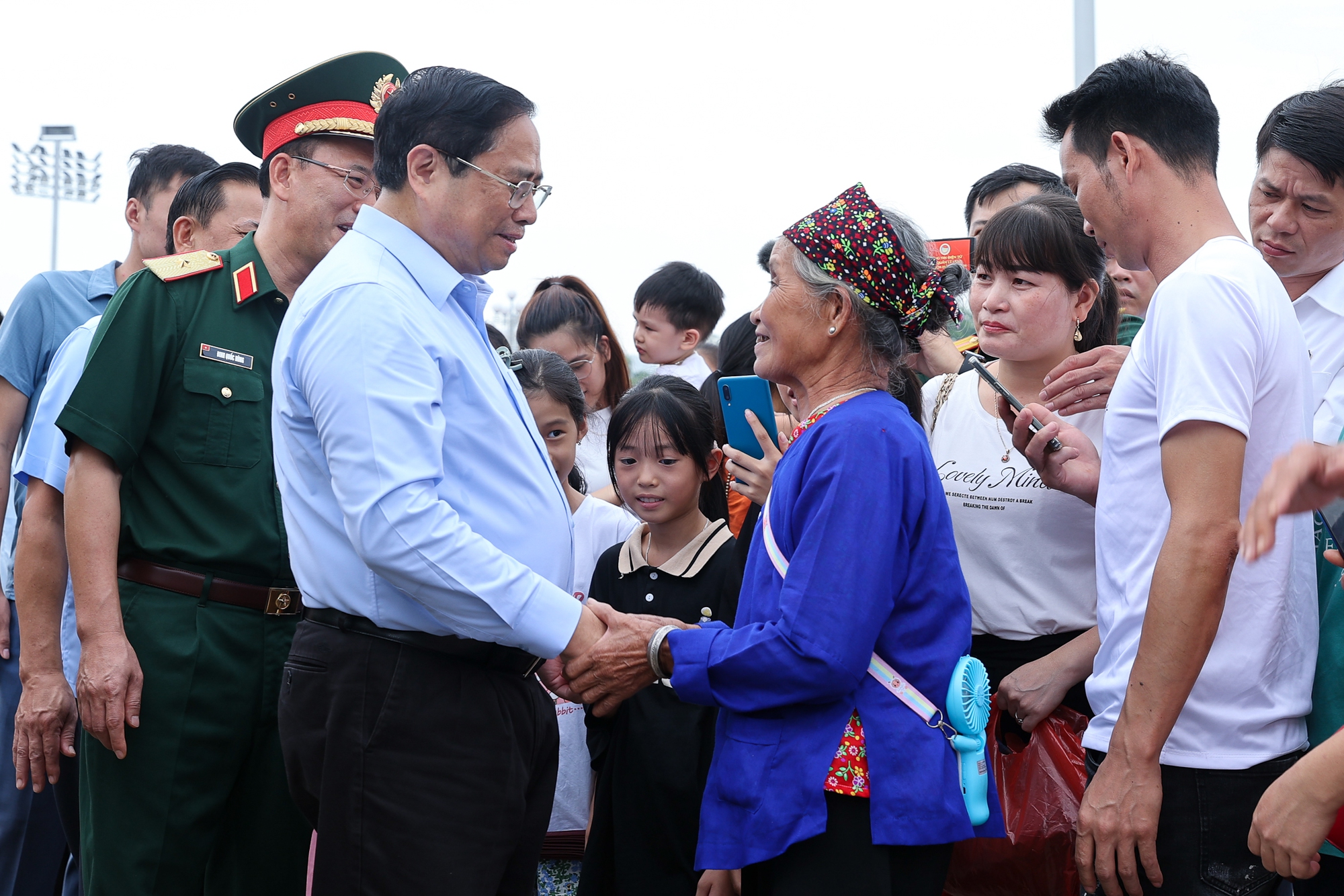 Thủ tướng Phạm Minh Chính thăm hỏi nhân dân vào Lăng viếng Chủ tịch Hồ Chí Minh. Ảnh: VGP