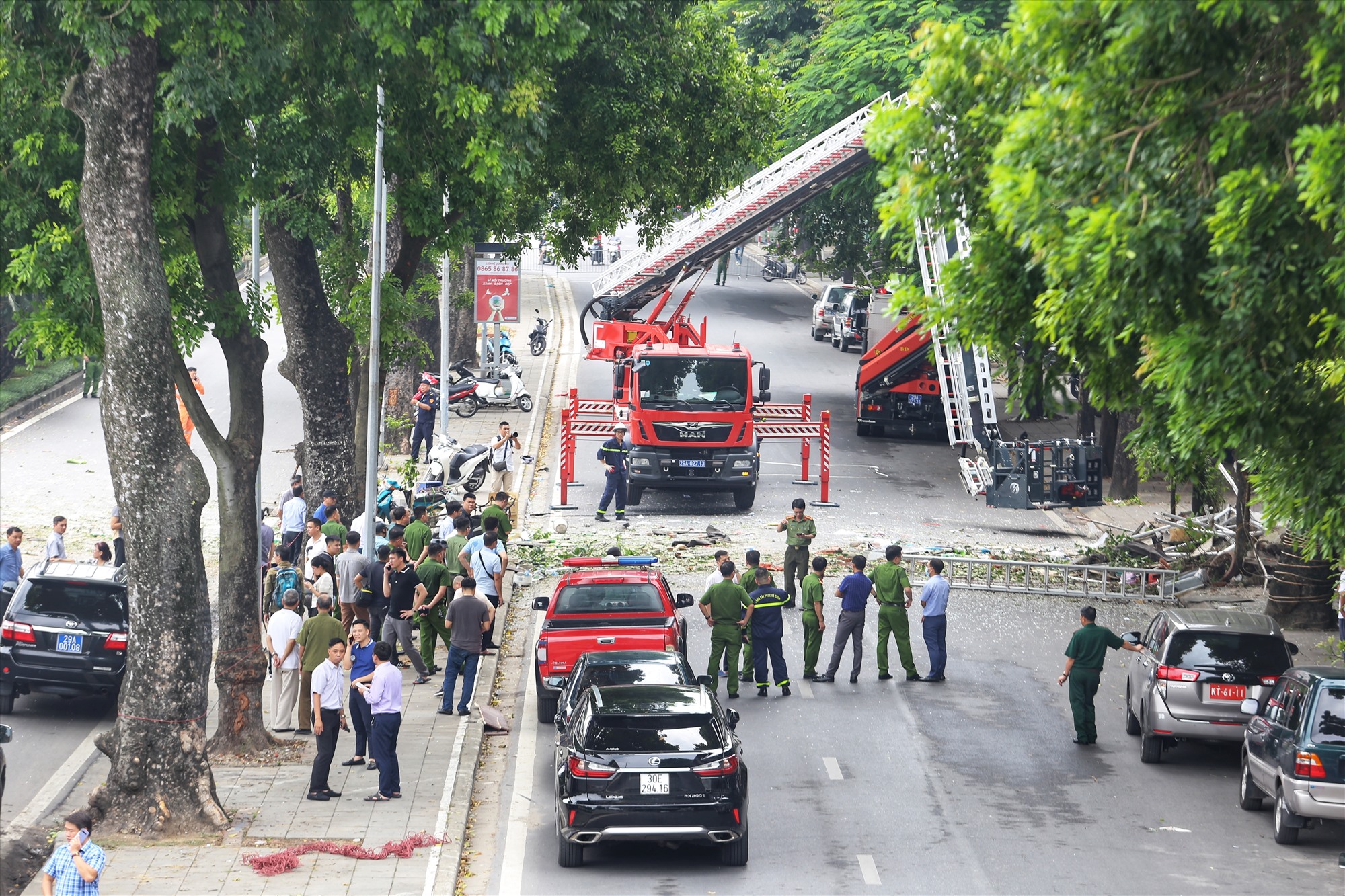 Theo ghi nhận của PV báo Lao Động, toàn bộ khu vực đường đi qua hiện trường đang bị tạm cấm để phục vụ công tác điều tra.