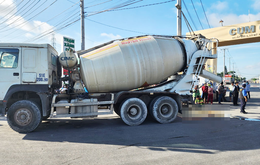 Hiện trường vụ va chạm với xe bồn khiến nữ công nhân tử vong tại chỗ. Ảnh: An Long