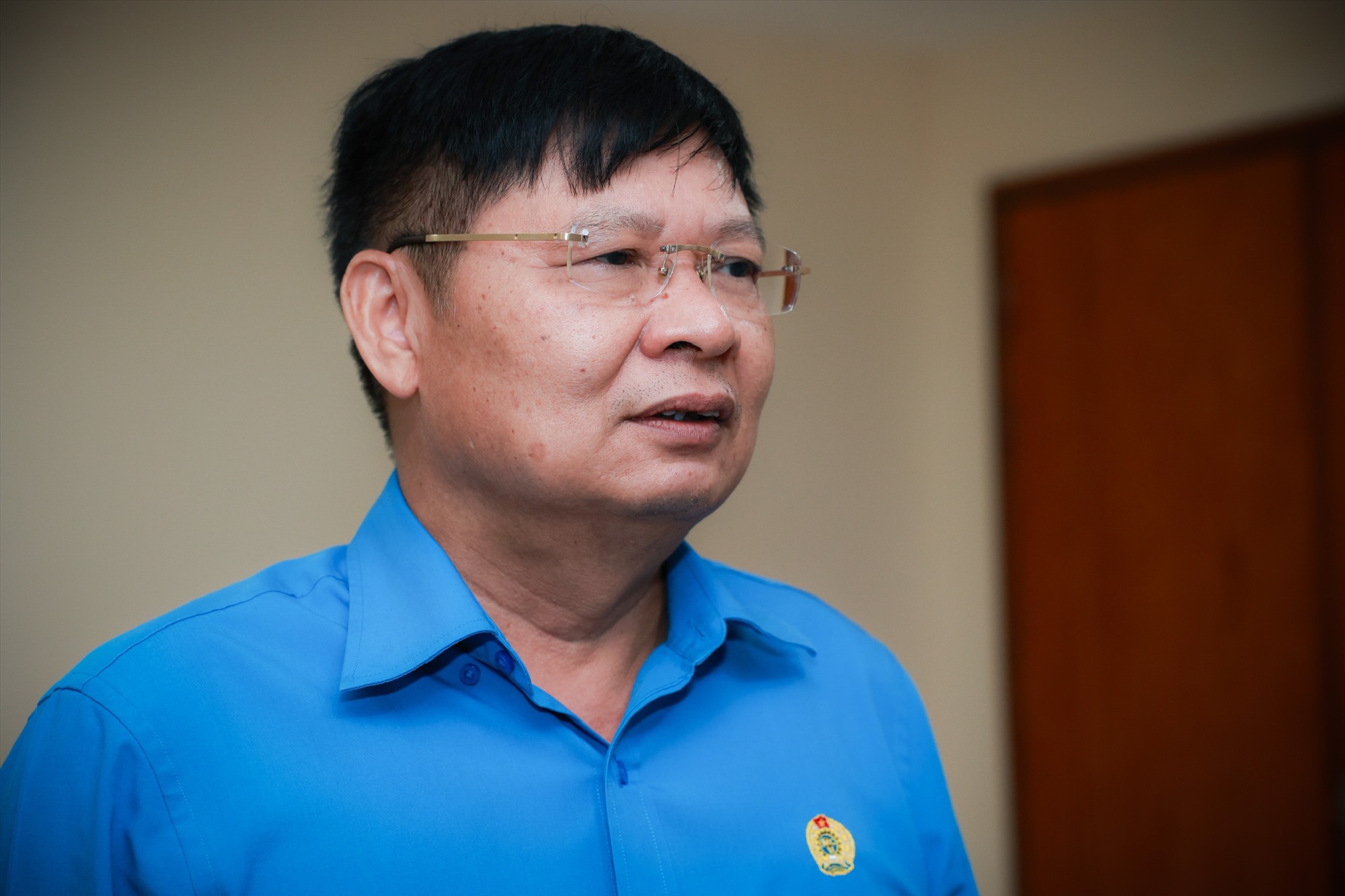 Ông Phan Văn Anh - Phó Chủ tịch Tổng Liên đoàn Lao động Việt Nam trao đổi với báo chí. Ảnh: Hải Nguyễn 