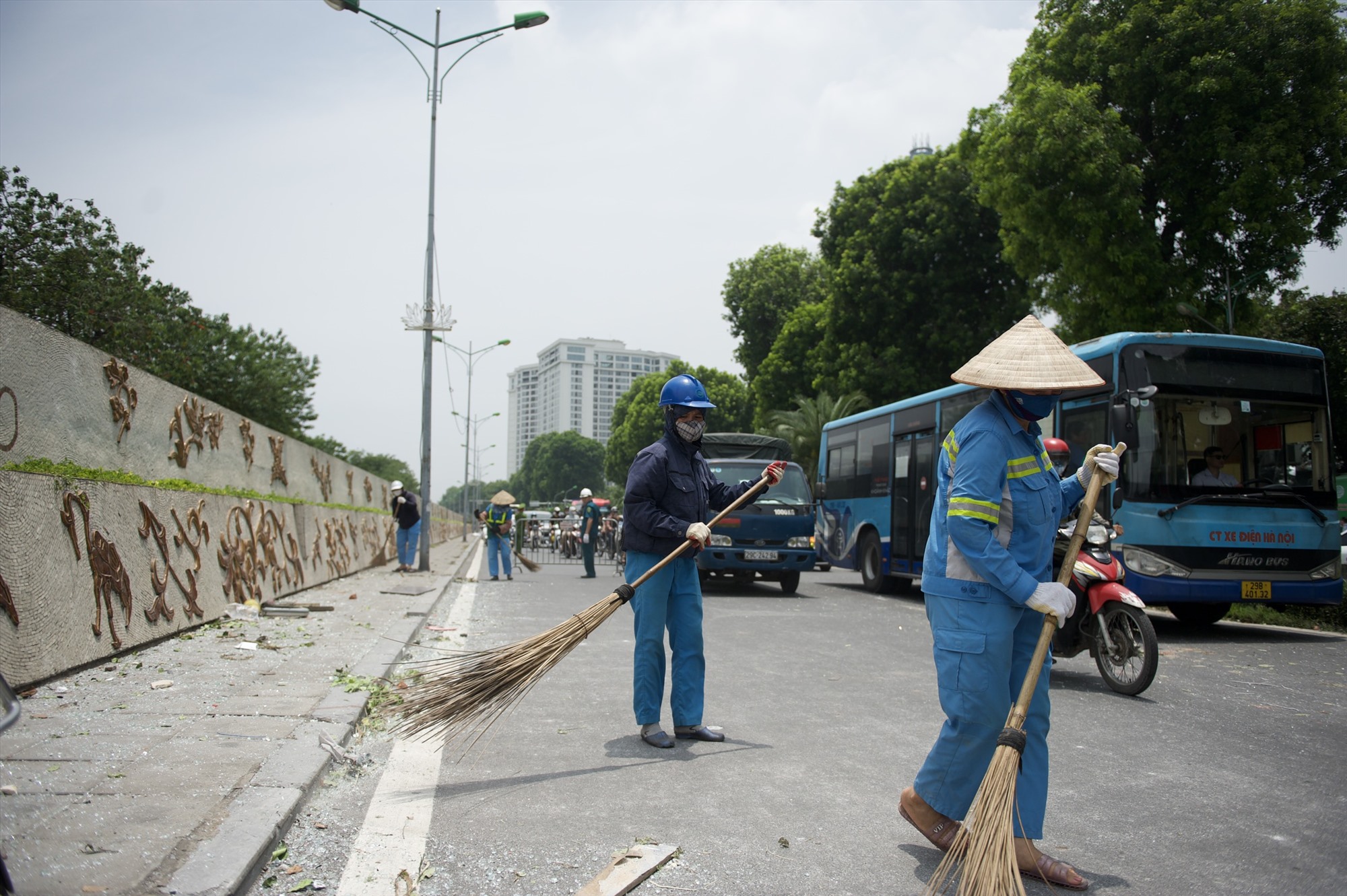 Công nhân môi trường có mặt dọn dẹp mảnh kính vỡ để đảm bảo an toàn giao thông. Ảnh: Khánh Linh