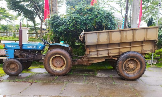 Cơ quan chức năng tạm giữ phương tiện trong vụ việc đào trộm đất công để bán ở thành phố Bảo Lộc. Ảnh: Lê Sơn