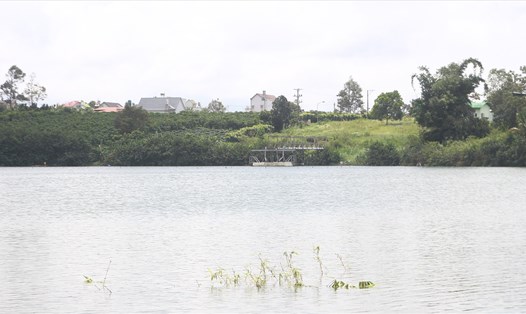Một hồ đập thủy lợi ở thành phố Bảo Lộc chưa được cắm mốc hành lang. Ảnh: Lê Sơn