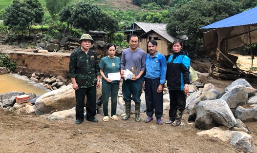 LĐLĐ huyện Mù Cang Chải thăm hỏi động viên các gia đình bị ảnh hưởng do mưa lũ. Ảnh: LĐLĐ huyện Mù Cang Chải