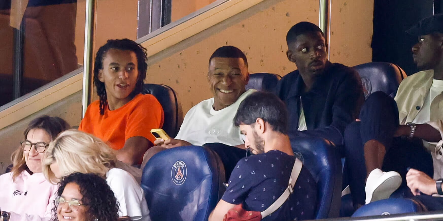 Mbappe vui đùa trên khán đài khi PSG để mất điểm trận ra quân tại Ligue 1.  Ảnh: AFP