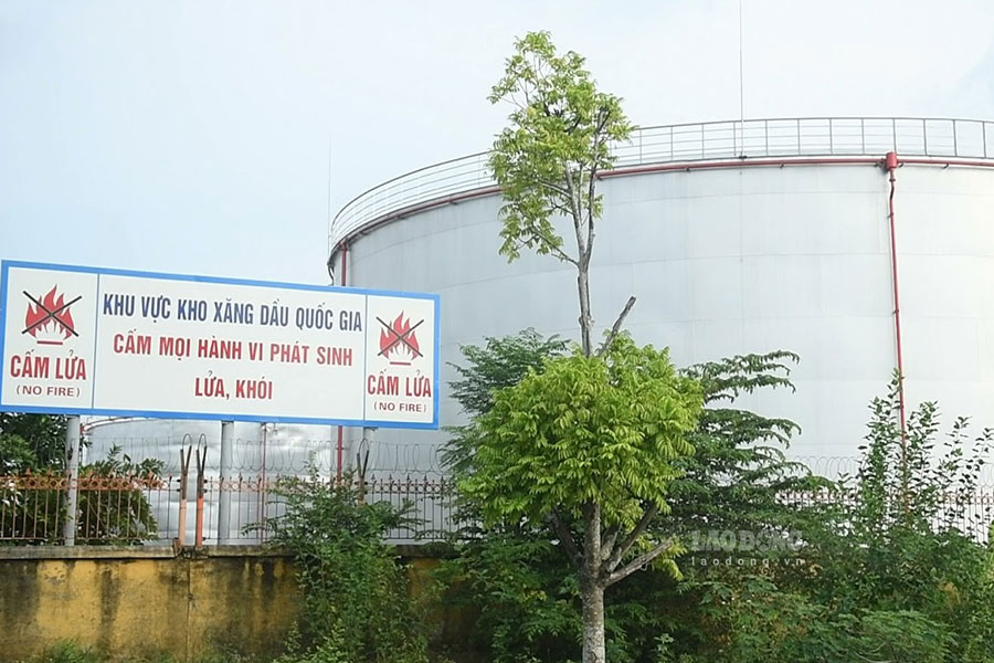 Cũng tại quận Long Biên, Tổng kho xăng dầu Đức Giang (tại số 26 phố Đức Giang, quận Long Biên) có diện tích hơn 159.000m2.