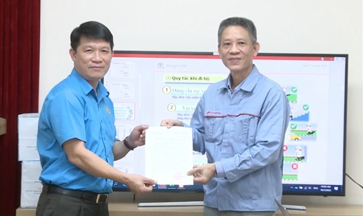  Ông Mai Mạnh Dũng - Chủ tịch Công đoàn VEAM thưởng nóng 125.000.000 đồng cho Công đoàn Công ty Toyota Việt Nam (bên phải) do đã có nhiều sáng kiến, sáng tạo. Ảnh: Hà Anh