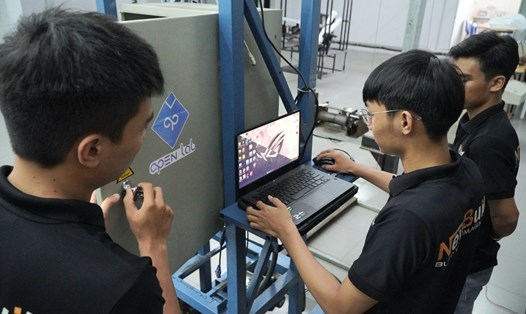 Sinh viên ngành Cơ điện tử, khoa Chất lượng cao Đại học Sư phạm Kỹ thuật TPHCM đang vận hành máy in 3D. Ảnh: Chân Phúc