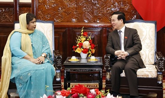Chủ tịch nước Võ Văn Thưởng và Đại sứ Đặc mệnh toàn quyền Bangladesh tại Việt Nam Samina Naz. Ảnh: TTXVN