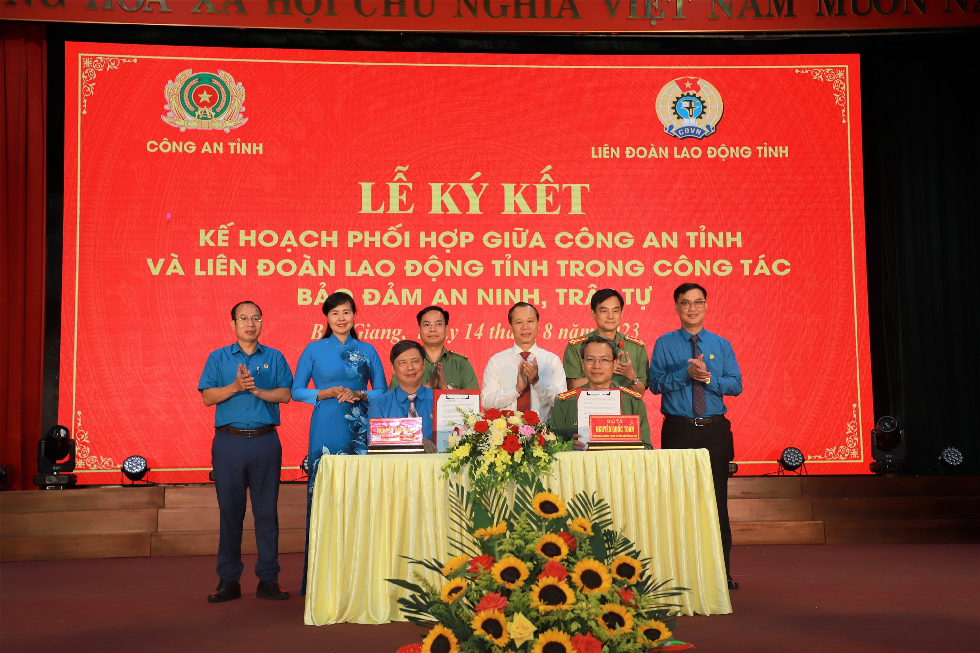 Đại diện lãnh đạo Công an tỉnh và Liên đoàn Lao động tỉnh Bắc Giang ký kết kế hoạch phối hợp. Ảnh: LĐLĐ tỉnh Bắc Giang 