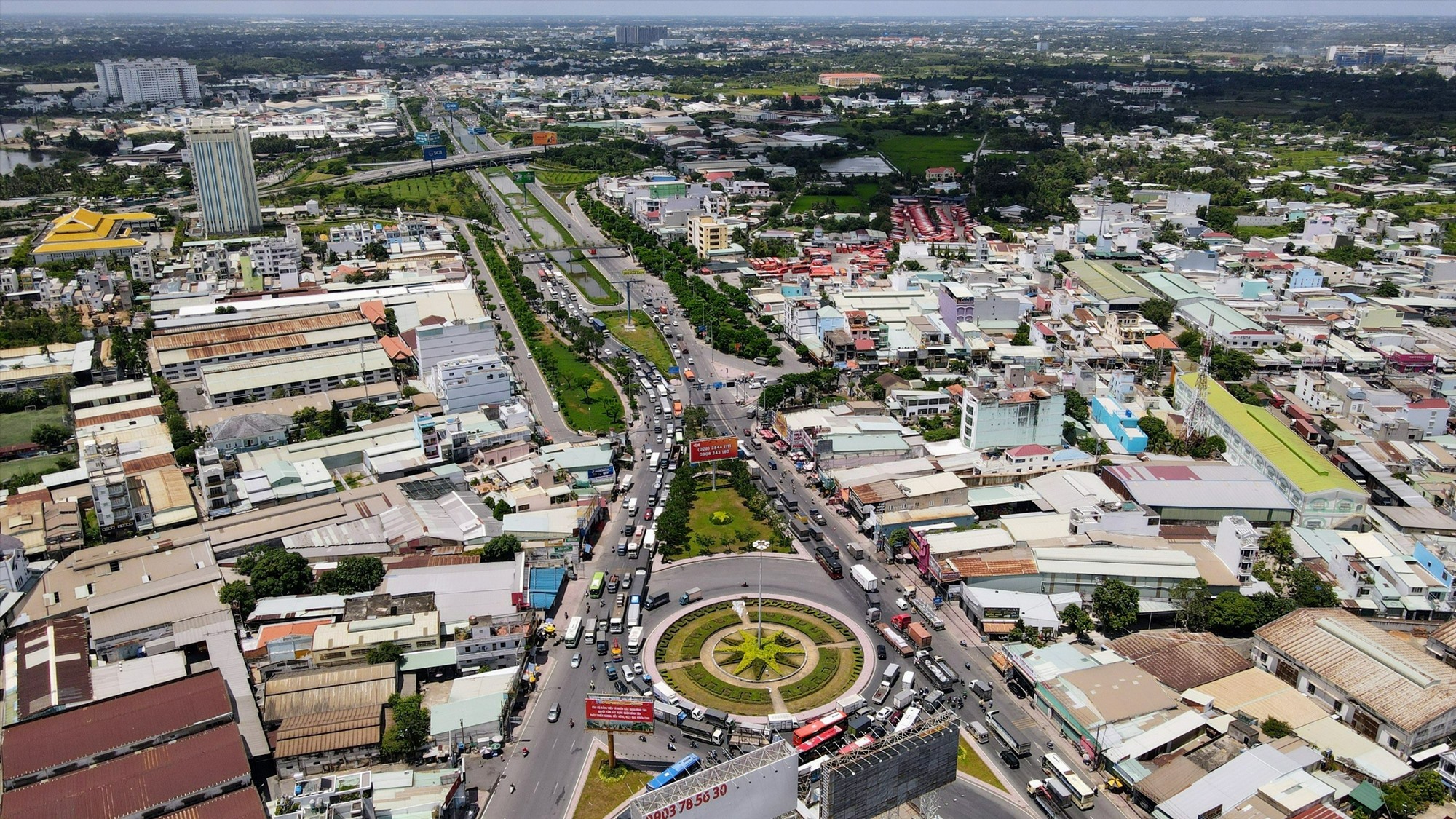 Mới đây Sở Giao thông Vận tải (GTVT) TP Hồ Chí Minh đã chọn 5 dự án giao thông cấp bách mang tính chất liên kết vùng trong số 107 tuyến đường phù hợp triển khai hình thức đầu tư BOT trên đường hiện hữu theo Nghị quyết 98, ưu tiên thực hiện trong giai đoạn 2023 – 2030.