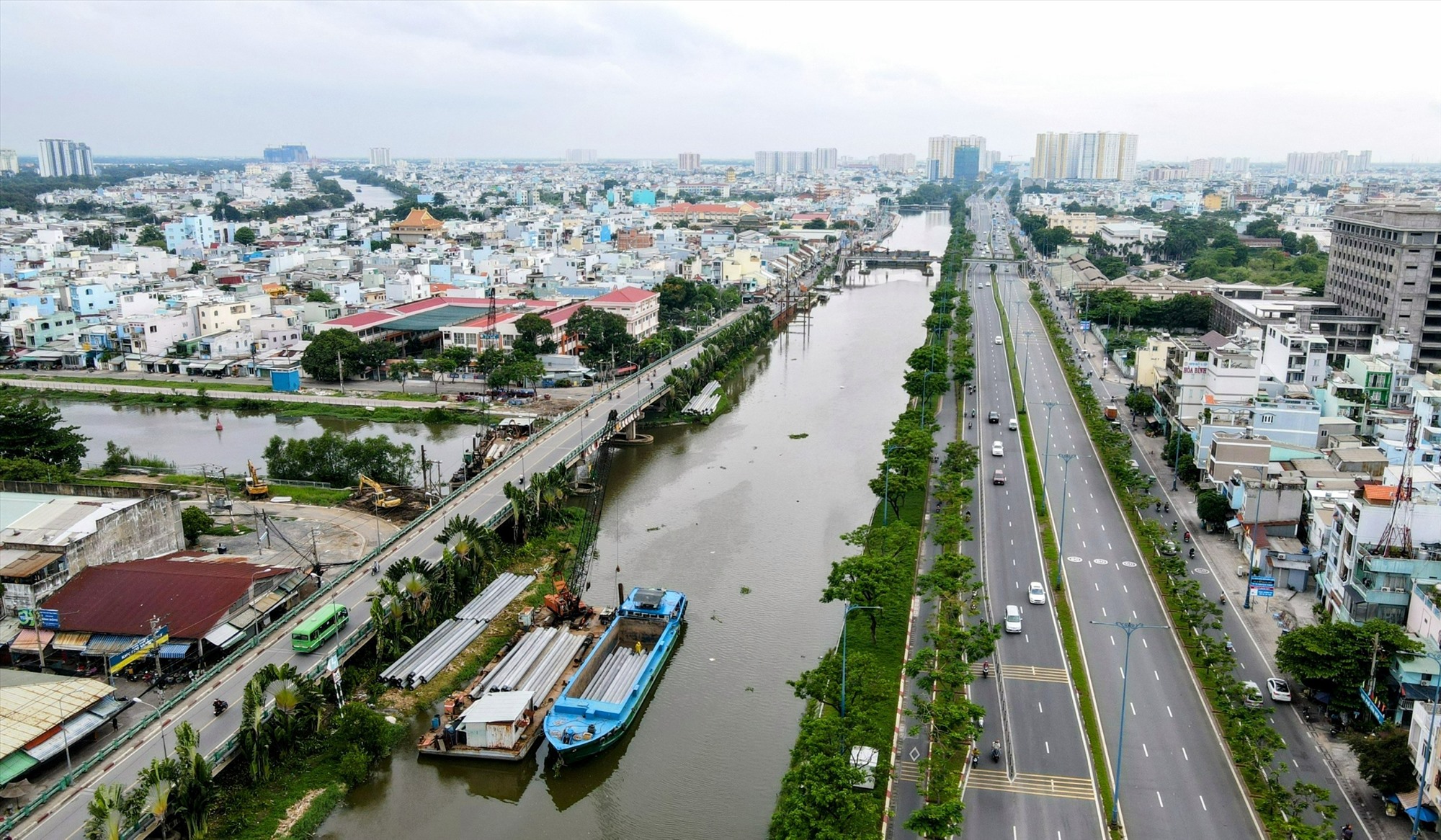 Cuối cùng là dự án xây dựng cầu đường Bình Tiên (đoạn từ đường Phạm Văn Chí đến đường Nguyễn Văn Linh) dài 3,2 km, rộng 30 – 40 m với tổng vốn hơn 6.200 tỉ đồng. Dự án này được đề xuất ngân sách tham gia với tỉ lệ 54% và doanh nghiệp 46%.
