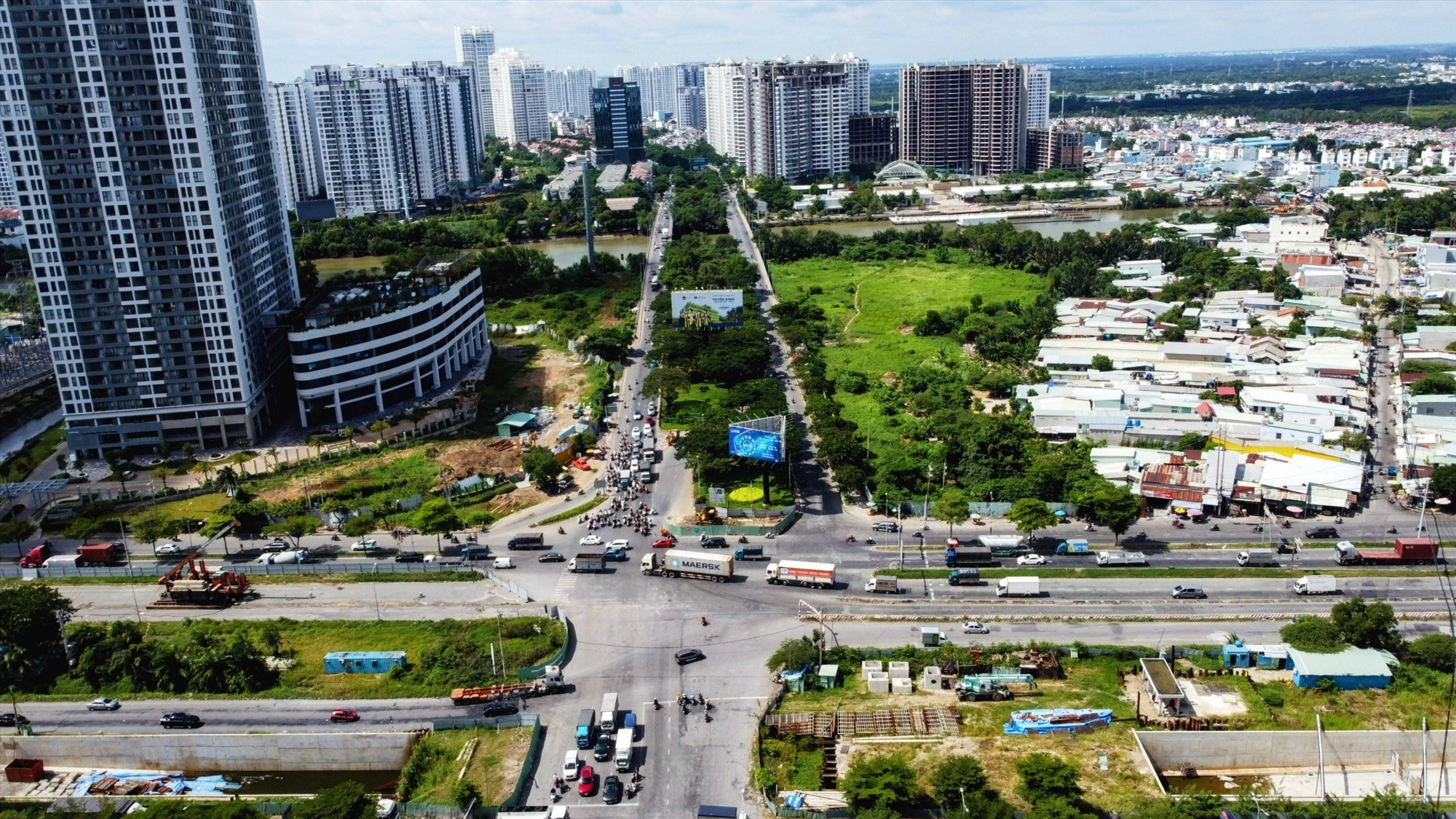Dự án mở rộng trục đường Bắc - Nam (từ Nguyễn Văn Linh - nút giao Cầu Bà Chiêm) dài 7,5 km, dự kiến mở rộng từ 4 lên 10 làn xe với tổng nguồn vốn 4.500 tỉ đồng. Ở dự án này, TP đề xuất ngân sách đầu tư tỉ lệ 70%.