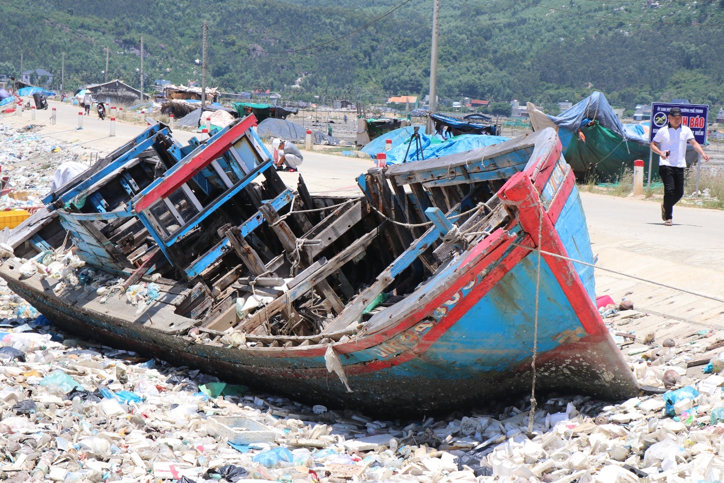 Rác thải ứ đọng trên đầm nước mặn Sa Huỳnh gây ô nhiễm môi trường nghiêm trọng. Ảnh: Ngọc Viên