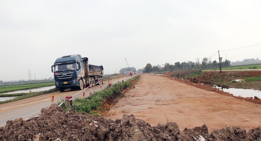 Dự án nâng cấp quốc lộ 7 từ km1-km5 đang được UBND huyện Diễn Châu ưu tiên tập trung giải phóng mặt bằng. Ảnh: Hải Đăng