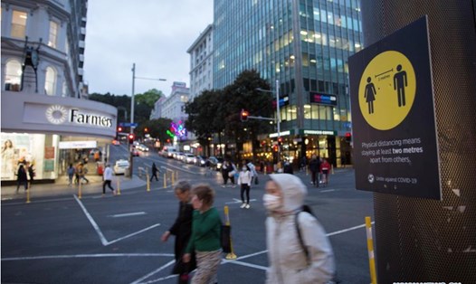 Biển báo nhắc nhở mọi người giữ khoảng cách trong thời kỳ dịch COVID-19 ở Auckland, New Zealand năm 2020. Ảnh: Xinhua
