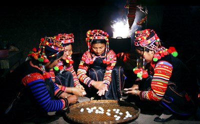 Những cô gái Hà Nhì nặn bánh trôi trong ngày Tết. Ảnh: V.T.C