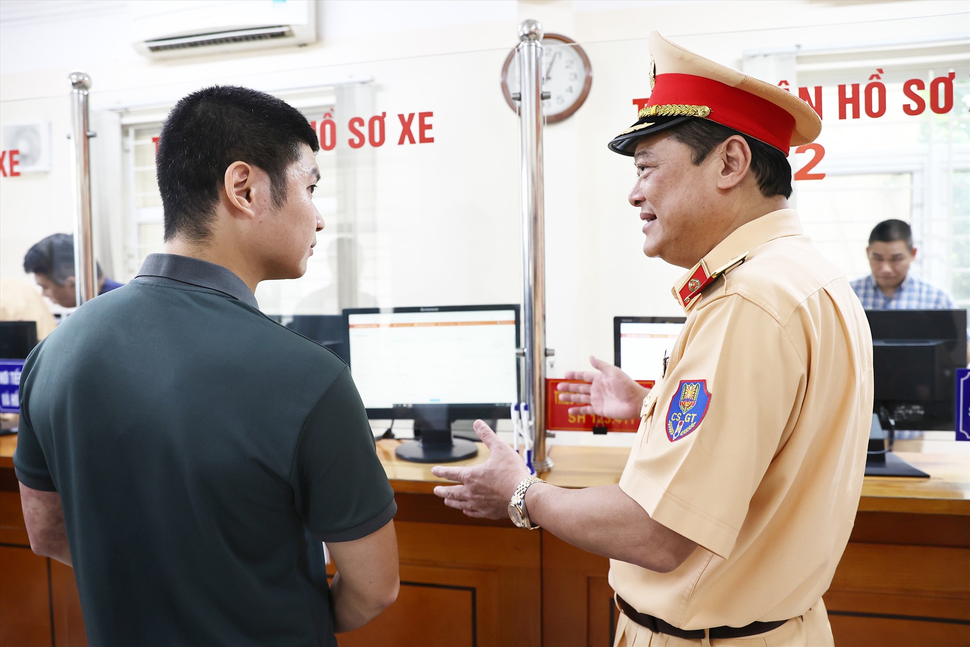 Thiếu tướng Lê Xuân Đức - Phó Cục trưởng Cục Cảnh sát giao thông đã đến kiểm tra, đôn đốc các cơ sở đăng ký xe trên địa bàn Hà Nội hỗ trợ người dân làm thủ tục.