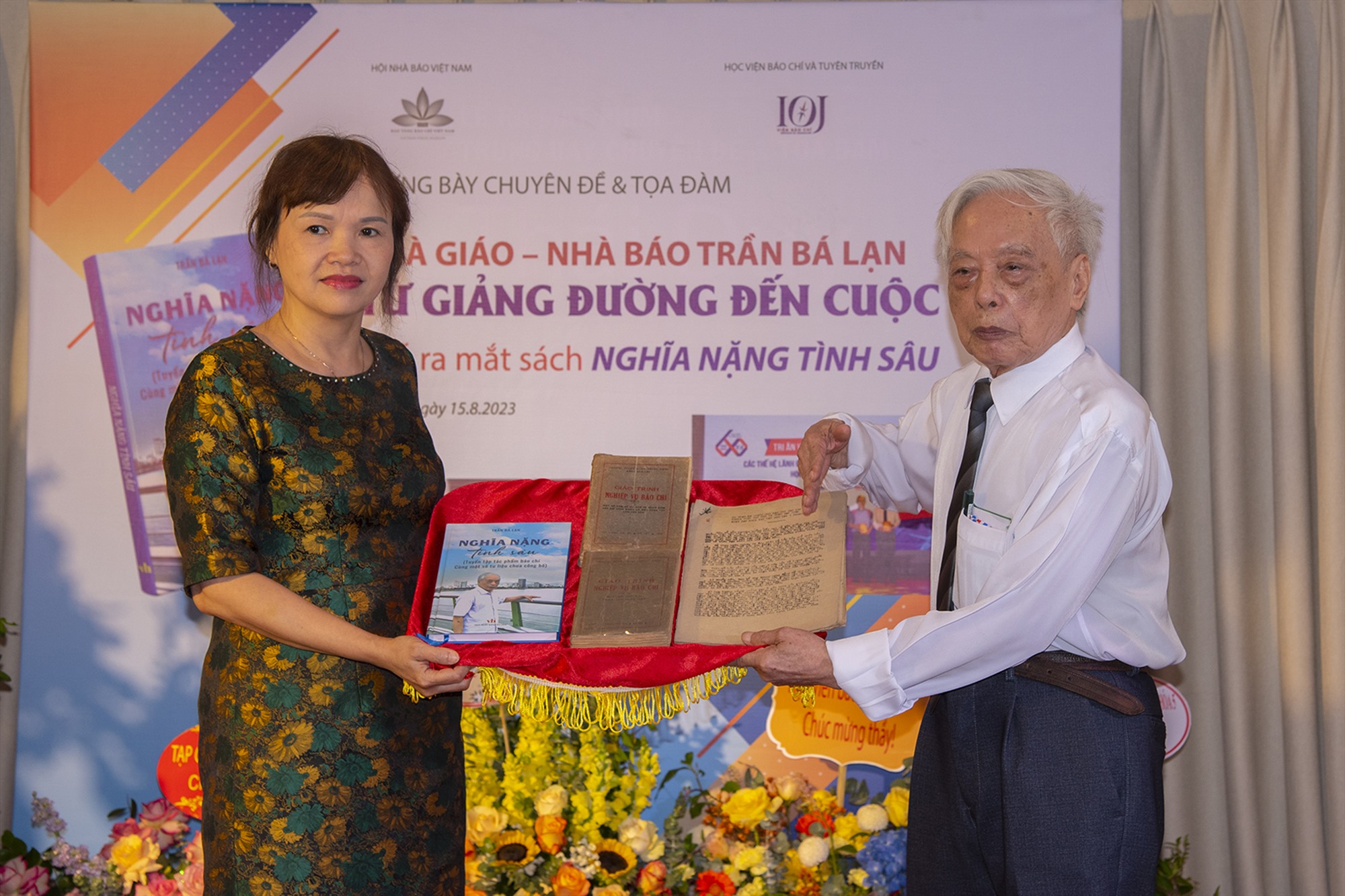 Nhà báo, nhà giáo Trần Bá Lạn tặng sách và tư liệu cho Bảo tàng Báo chí Việt Nam. Ảnh: Thảo Quyên