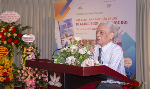 Nhà giáo, nhà báo Trần Bá Lạn phát biểu tại buổi lễ ra mắt cuốn sách "Nghĩa nặng tình sâu". Ảnh: Thảo Quyên