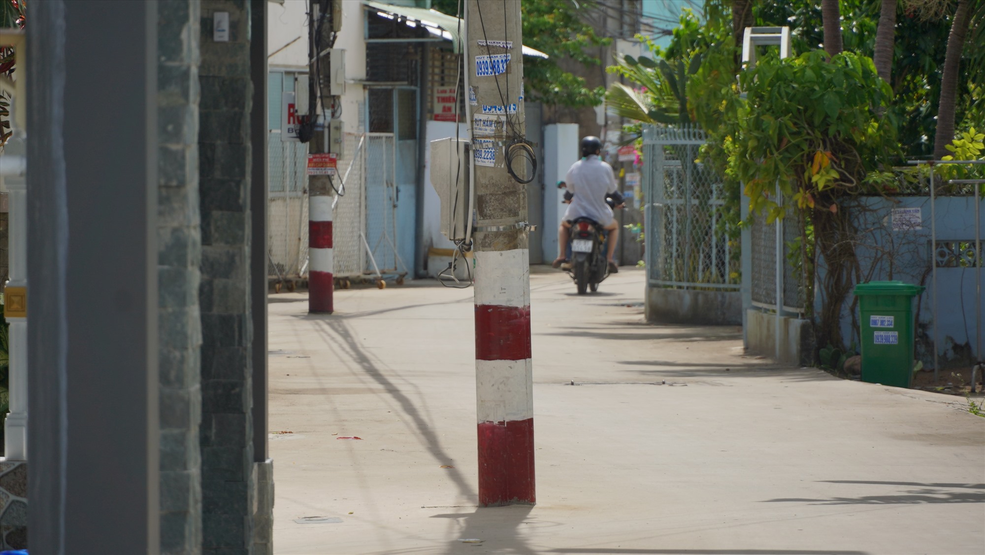 Theo ghi nhận của phóng viên Báo Lao Động, tại hẻm 2 của phường Hưng Lợi có nhiều cột điện chưa được di chuyển vào trong và vẫn nằm gần giữa lòng đường.
