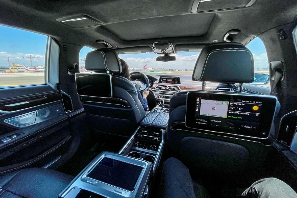 Khách hàng được đưa ra sân bay bằng xe BMW 7 Series.