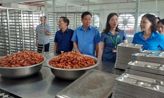 Đoàn kiểm tra tiến hành kiểm tra hoạt động bếp ăn tập thể tại một số doanh nghiệp có đông CNLĐ thuộc Khu công nghiệp Khánh Phú và Cụm công nghiệp thị trấn Yên Ninh (huyện Yên Khánh, Ninh Bình). Ảnh: Diệu Anh