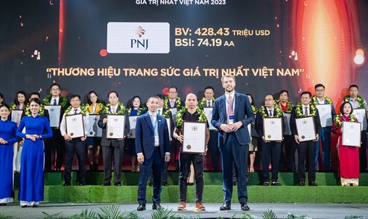 Ông Nguyễn Khoa Hồng Thành - Giám đốc Cao Cấp - Marketing PNJ (giữa) - đại diện PNJ nhận chứng nhận từ Ban tổ chức. Ảnh: Việt Hùng
