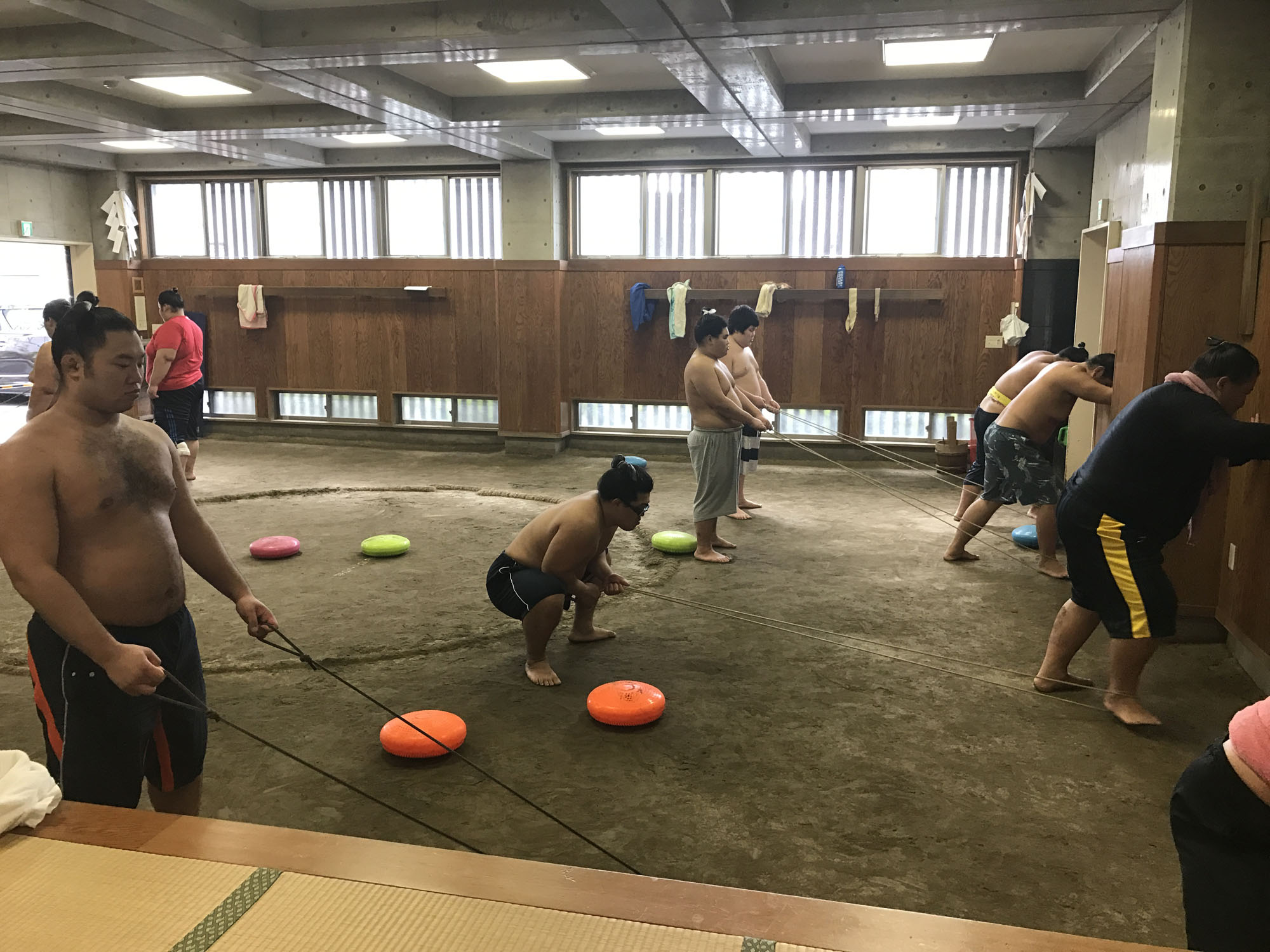 Du khách thích thú khi được xem nơi tập luyện của Sumo. Ảnh: John Gunning