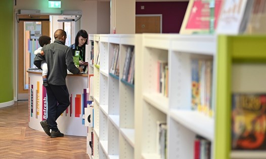 Trí tuệ nhân tạo đã len lỏi vào nhiều lĩnh vực khác nhau, trong đó có cả kiểm duyệt sách cho thư viện trường học. Ảnh: AFP