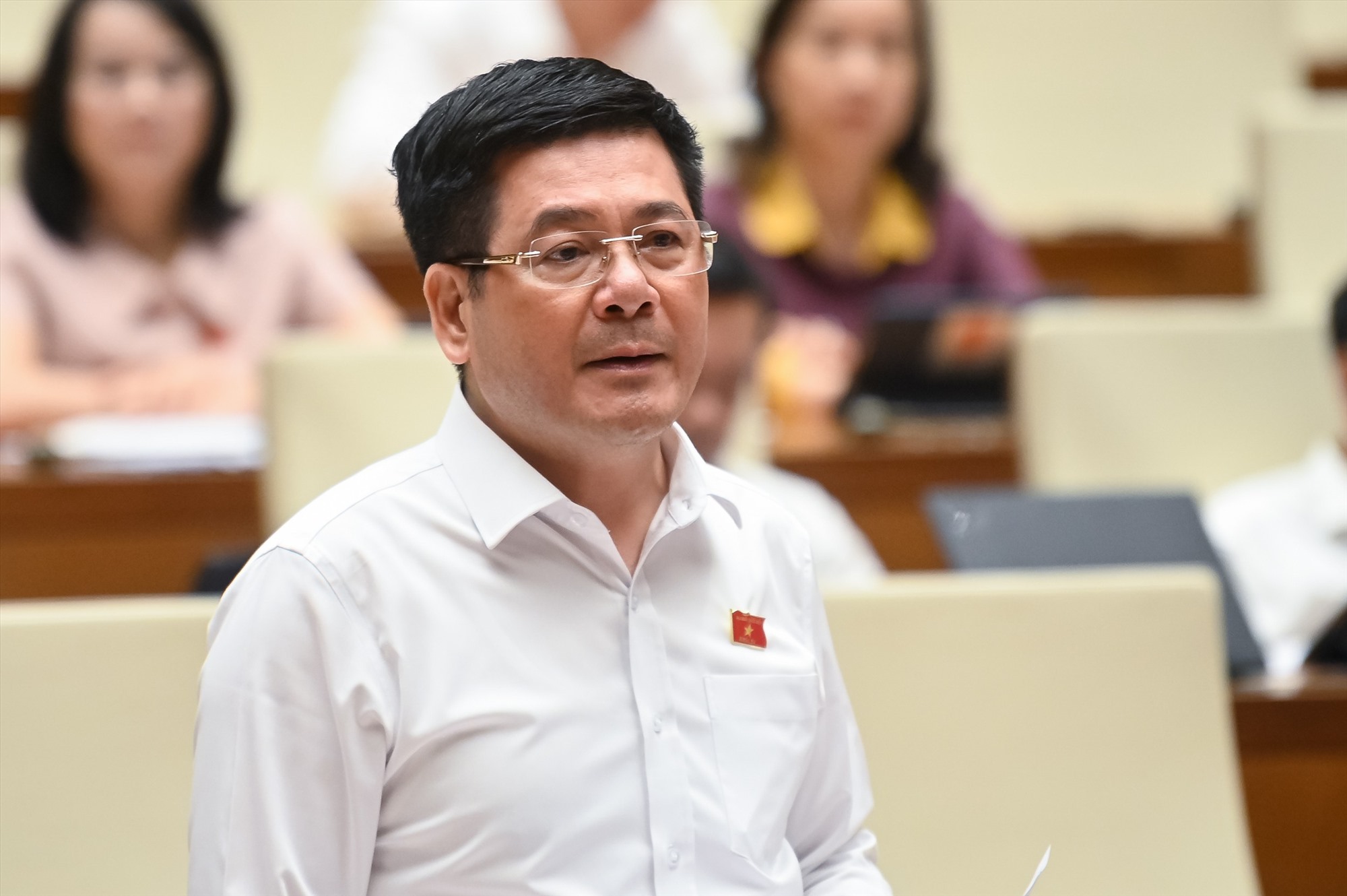 Bộ trưởng Bộ Công thương Nguyễn Hồng Diên trả lời chất vấn. Ảnh: Quochoi.vn
