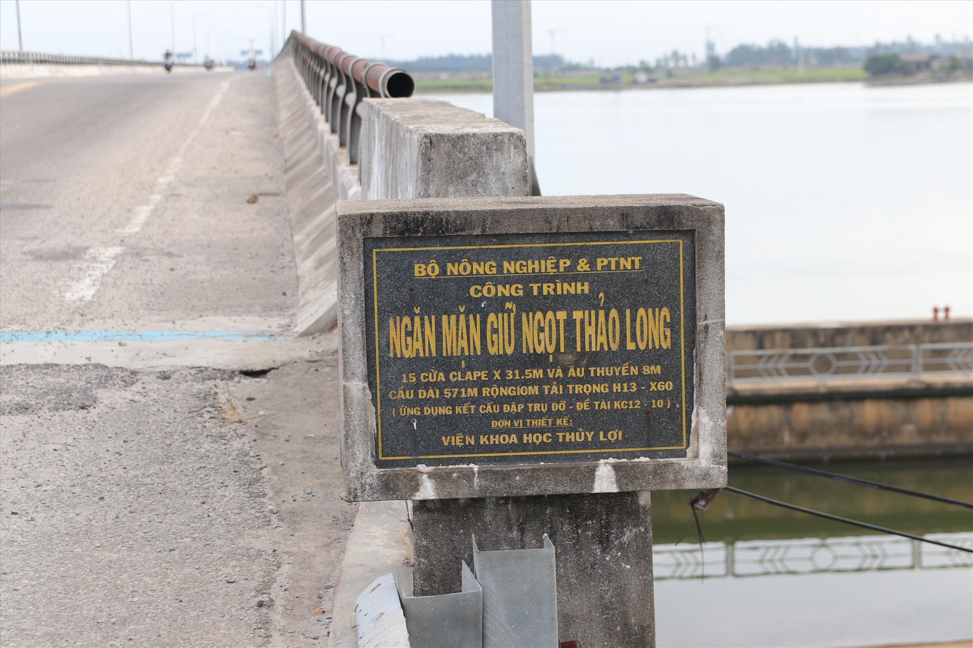  Với chiều dài 571,25m, công trình này nối đôi bờ bắc và nam sông Hương, bắc qua hai xã Hương Phong và Phú Thanh của TP Huế. Được biết, con đập Thảo Long được các chuyên gia đánh giá là công trình ngăn mặn, giữ ngọt lớn nhất khu vực Đông Nam Á. 