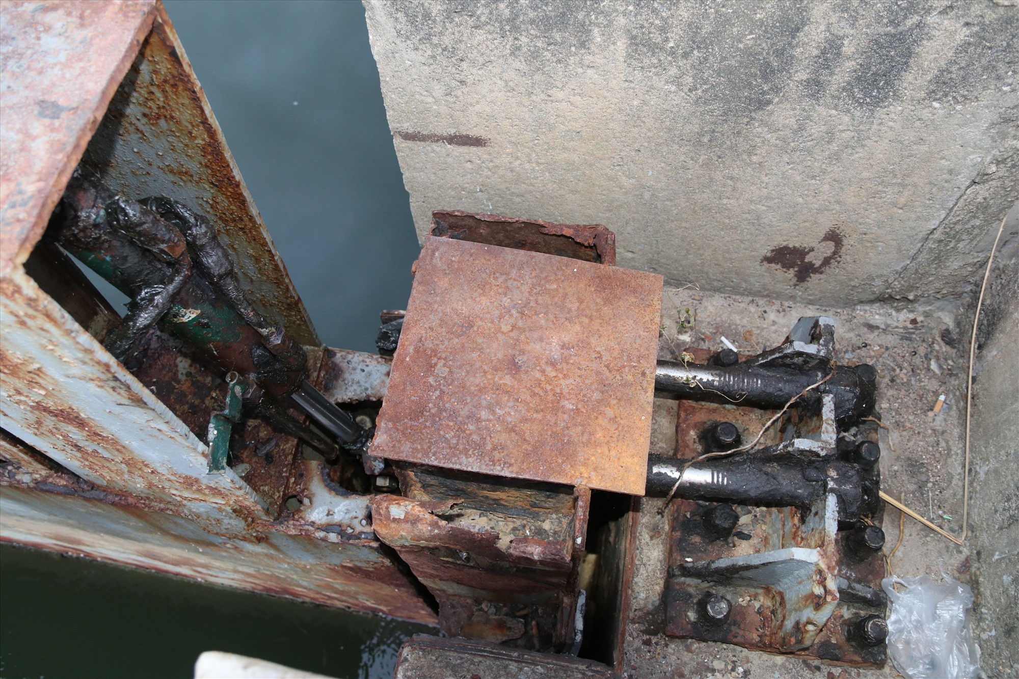 Nhiều thiết bị vận hành của đập Thảo Long đã bị ăn mòn, rỉ sét.