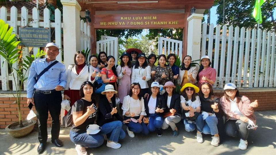Công đoàn Viên chức thành phố Đà Nẵng tổ chức hành trình về “địa chỉ đỏ” nhân ngày 8.3 tại khu nhà lưu niệm Mẹ Nhu và 7 dũng sĩ Thanh Khê. Ảnh: Phương Trà